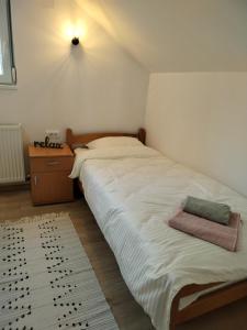 Кровать или кровати в номере Apartmani planina Goč