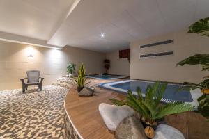 una grande stanza con una piscina in una stanza con piante di VVF Serre Chevalier Briançon a Le Monêtier-les-Bains