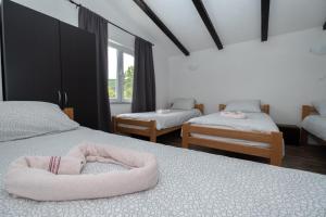 Ένα ή περισσότερα κρεβάτια σε δωμάτιο στο Greenoasis Bihac +32 φωτογραφίες