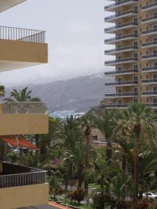 - une vue sur l'océan depuis un bâtiment dans l'établissement Apartamentos Alta, à Puerto de la Cruz