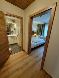 Postel nebo postele na pokoji v ubytování Hotel Rauscher - Das Naturteichparadies