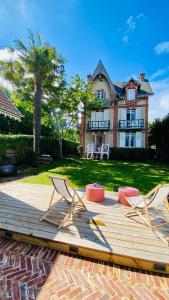 dos sillas en una terraza frente a una casa en Chantemerle à partir de 2 personnes, en Villers-sur-Mer