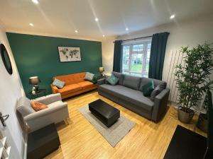 a living room with a couch and a table at Stylish townhouse-Central location-Great discoun s in Milton Keynes