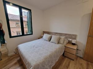 1 dormitorio con cama y ventana grande en Turísticos Cuenca 3, en Madrid