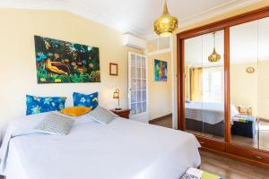 1 dormitorio con cama blanca y almohadas azules en ICONIC 2 AP4375 By Riviera Holiday Homes, en Niza