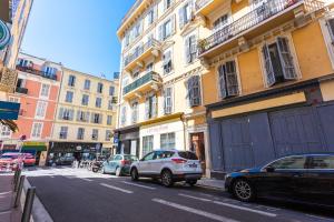 un coche aparcado en una calle de la ciudad al lado de los edificios en ICONIC 2 AP4375 By Riviera Holiday Homes, en Niza