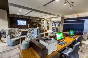 een bureau met een computer en stoelen bij Courtyard by Marriott Columbia Cayce in Cayce