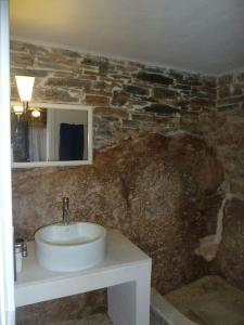 Ένα μπάνιο στο Πέτρινο σπίτι στο Βράχο στην Άφησσο