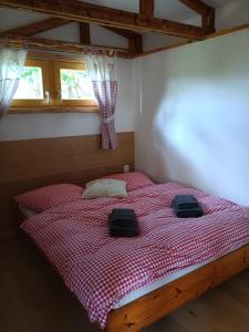 um quarto com uma cama com dois sacos em Ferienhaus am Bückeberg em Gernrode - Harz