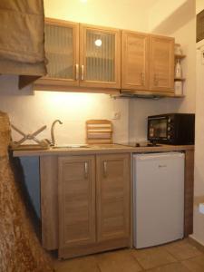 Η κουζίνα ή μικρή κουζίνα στο Πέτρινο σπίτι στο Βράχο στην Άφησσο