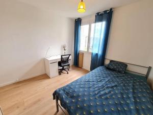 a bedroom with a bed and a desk and a window at T5 - Metro - proche arènes in Toulouse