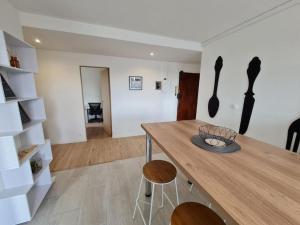 eine Küche mit einem Holztisch mit zwei Hockern in der Unterkunft T5 - Metro - proche arènes in Toulouse