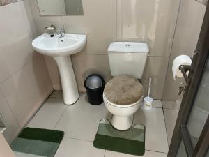 Ένα μπάνιο στο SNORING INN KwaMsane +10 φωτογραφίες