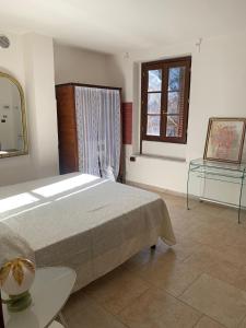 Un dormitorio con una cama grande y una ventana en Il Mulino Del Tempo Perduto, en Bagnone