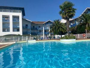 een groot zwembad voor een gebouw bij Appartement Résidence Fort Socoa in Urrugne