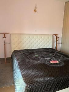 Ein Bett oder Betten in einem Zimmer der Unterkunft Stunning 2BR in Latchi