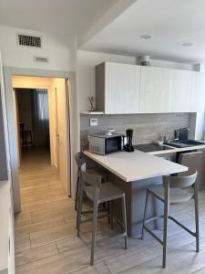 a kitchen with a table with chairs and a microwave at Appartamento Campagnola 10 in Riva del Garda