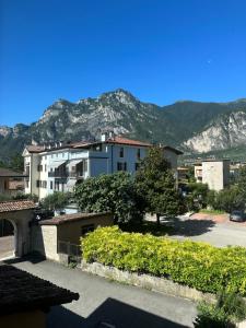 een uitzicht op een gebouw met een berg op de achtergrond bij Appartamento Campagnola 10 in Riva del Garda