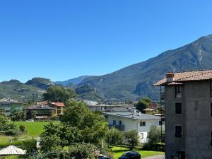 uitzicht op een stad met bergen op de achtergrond bij Appartamento Campagnola 10 in Riva del Garda