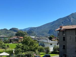 Una vista de una ciudad con montañas al fondo. en Appartamento Campagnola 10, en Riva del Garda