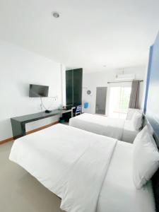 Postel nebo postele na pokoji v ubytování Tanatnan Hotel