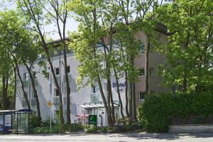 un edificio con una señal azul en el costado. en BioHotel Kassel Wilhelmshöher Tor, en Kassel