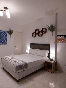 una camera con un grande letto di Bonsai Jacuzzi Suites a Panglao