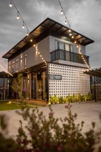 un grand bâtiment avec des lumières au-dessus dans l'établissement C House Villa Venuestay, à Vung Tau