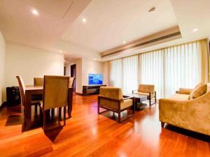 salon ze stołem, krzesłami i kanapą w obiekcie Brand new Water Front Luxury Cinnamon Suites Apartment in heart of Colombo City w mieście Slave Island