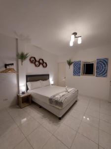 um quarto com uma cama grande num quarto em Bonsai Jacuzzi Suites em Panglao