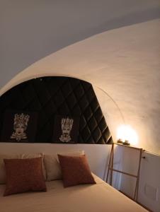 A bed or beds in a room at Cammileddi mini suite
