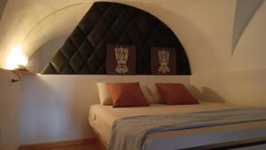 A bed or beds in a room at Cammileddi mini suite