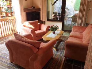a living room with orange chairs and a table at Ferienhaus zum Schornsteinfeger in Bad Bevensen