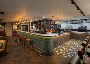 un bar in un ristorante con sedie e tavoli di Four Points by Sheraton Edinburgh a Edimburgo