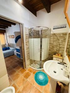 un bagno con doccia e lavandino di EL MATORRAL ad Alghero