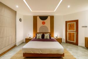 LAKE VILLA by CARLSEN في موراتوا: غرفة نوم بسرير كبير في غرفة