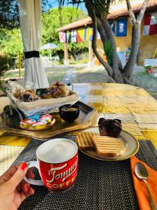 un tavolo con un piatto di cibo e una tazza di caffè di EL MATORRAL ad Alghero Altre 16 foto