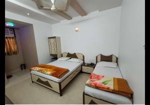 um quarto com duas camas num quarto em Hotel Broadway Colaba em Mumbai