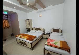 Postel nebo postele na pokoji v ubytování Hotel Broadway Colaba