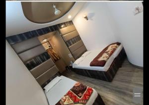 Postel nebo postele na pokoji v ubytování Hotel Broadway Colaba + 36 fotografií