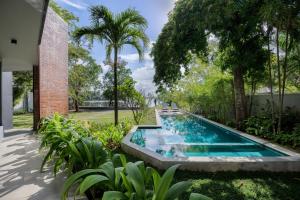 einen Pool im Garten eines Hauses in der Unterkunft LAKE VILLA by CARLSEN in Moratuwa