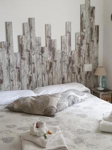 1 dormitorio con 1 cama con pared de madera en Il Mare Di Roma, en Lido di Ostia