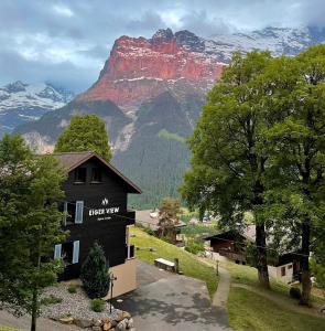 ein Hotel mit Blick auf den roten Berg in der Unterkunft Eiger View Alpine Lodge in Grindelwald