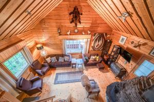 una vista aérea de una sala de estar en una cabaña de madera en Immelkolo en Levi