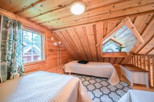 1 dormitorio con 2 camas en una cabaña de madera en Immelkolo, en Levi
