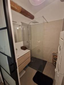 Ett badrum på jolie maison à 10 mn à pied du centre d'Aix-en-Provence