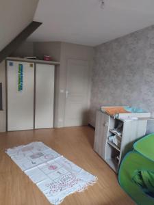 a room with a room with a floor and a refrigerator at Maison individuelle 3 chambres in Pleudihen-sur-Rance