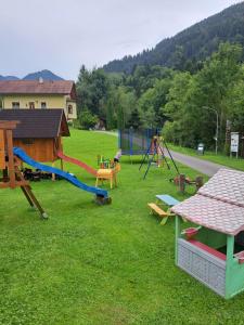 un parco con parco giochi con scivolo e altalene di Gasthof Leitner - Der Wirt an der Klamm a Donnersbach
