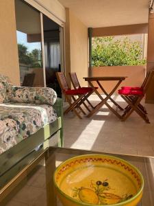 a living room with a table and chairs and a bowl at Appartement 2 pièces-4 personnes in Roquebrune-Cap-Martin +8 photos