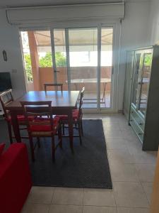 a dining room with a wooden table and chairs at Appartement 2 pièces-4 personnes in Roquebrune-Cap-Martin